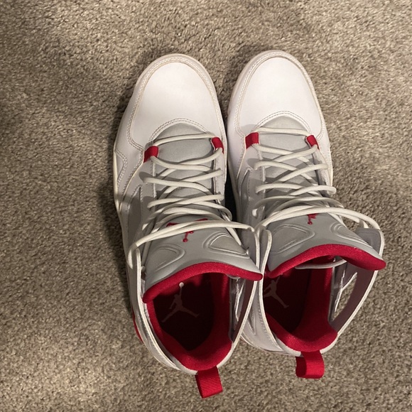 Selling white/red Jordan’s flight club 91,size 9. - Picture 2 of 6